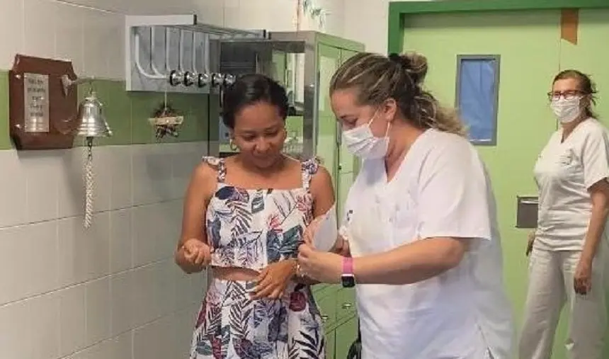 Momento de la entrega de las semillas a una paciente.