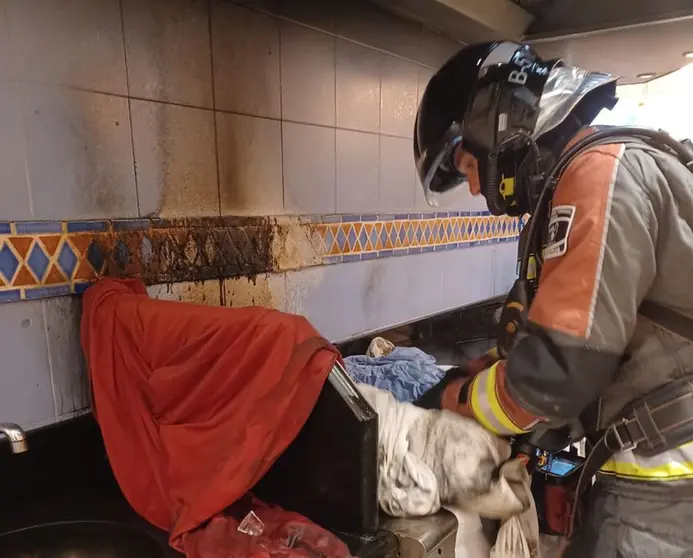 Momento de la actuación de uno de los bomberos en la cocina del conocido hotel