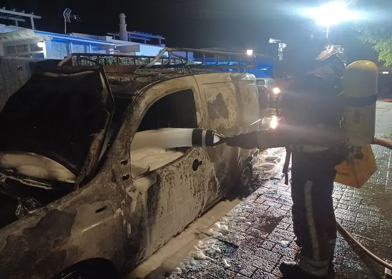 Momento de la actuación de uno de los bomberos que intervino en el siniestro