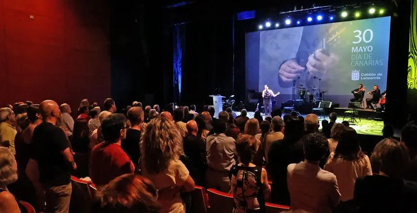 El teatro se llenó para celebrar el Día de Canarias