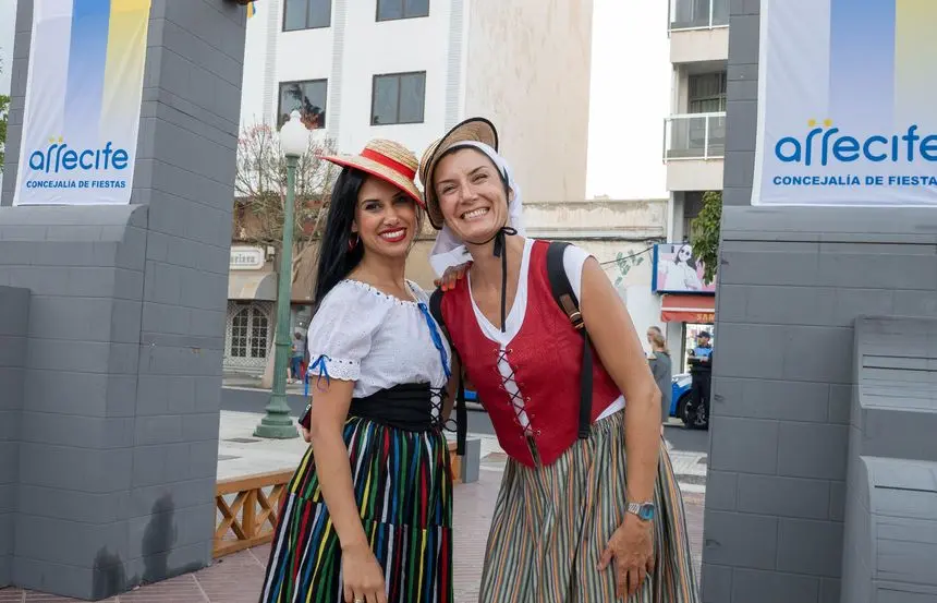 Con esta sonrisa y con esos trajes tan bonitos se ha recibido este viernes a la gente en el Parque José Ramírez Cerdá