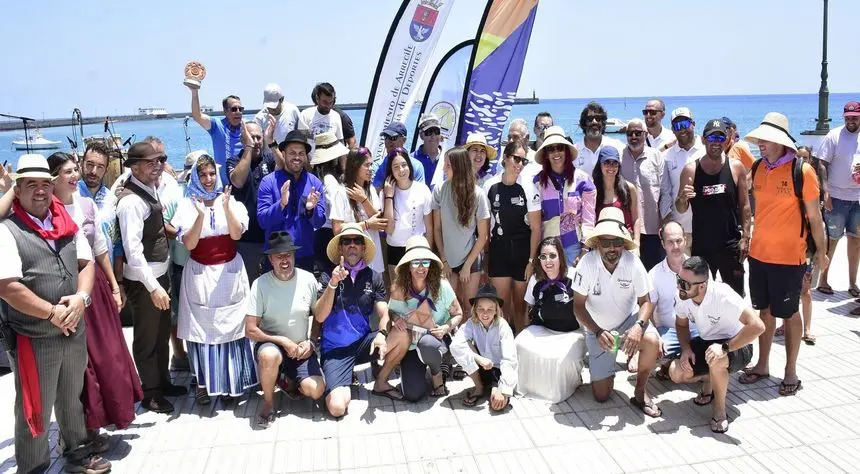 Foto de familia de la gente que participó en la regata