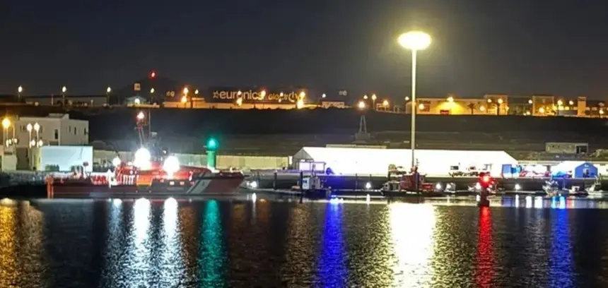 Imagen de la llegada de una patera con la tripulación de Salvamento a Puerto Naos.