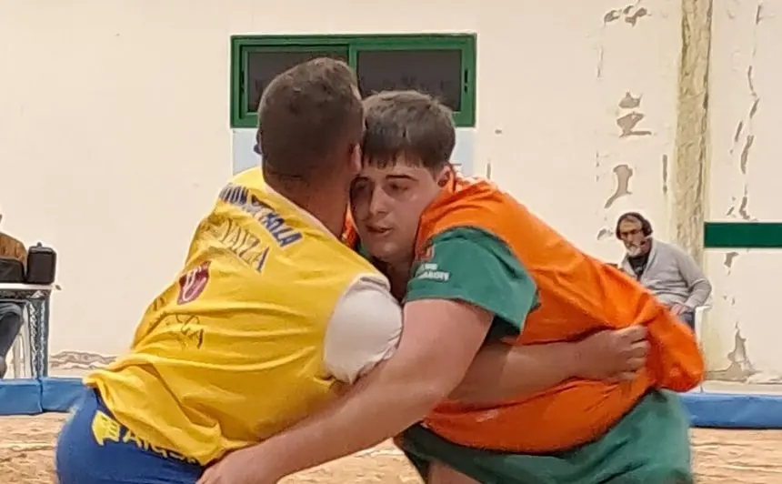 Momento de una agarrada entre un luchador del Norte y otro del Yaiza