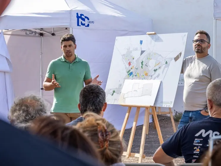 Maciot Cabrera junto a Echedey Eugenio en uno de sus encuentros con los vecinos de la capital para presentar el Plan General.