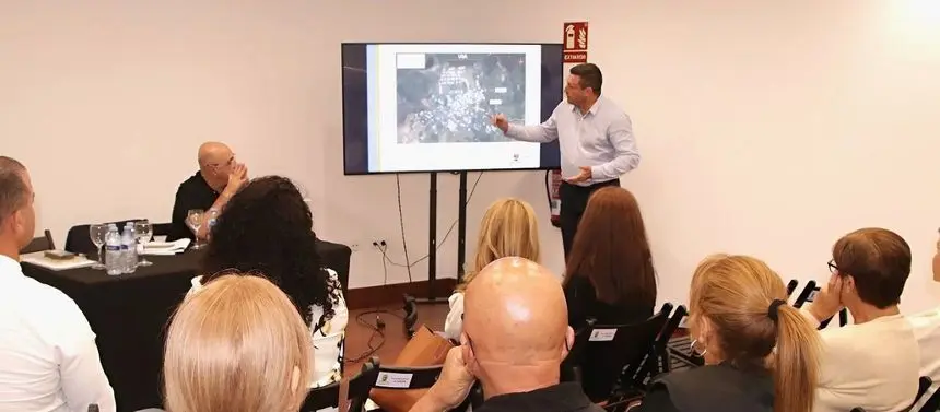 El alcalde explica a Uga el plan inversor para el pueblo