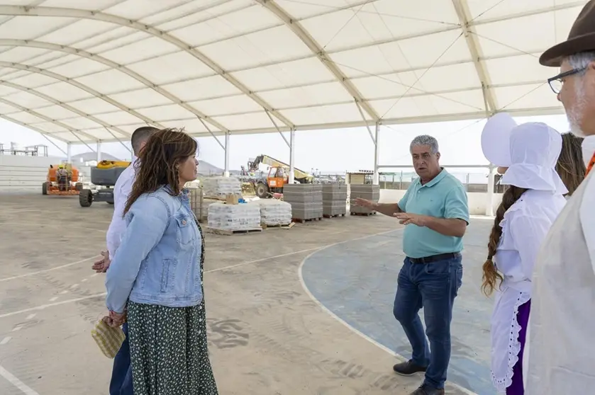 Olivia Duque y Eugenio Robayna en el CEIP Costa Teguise.