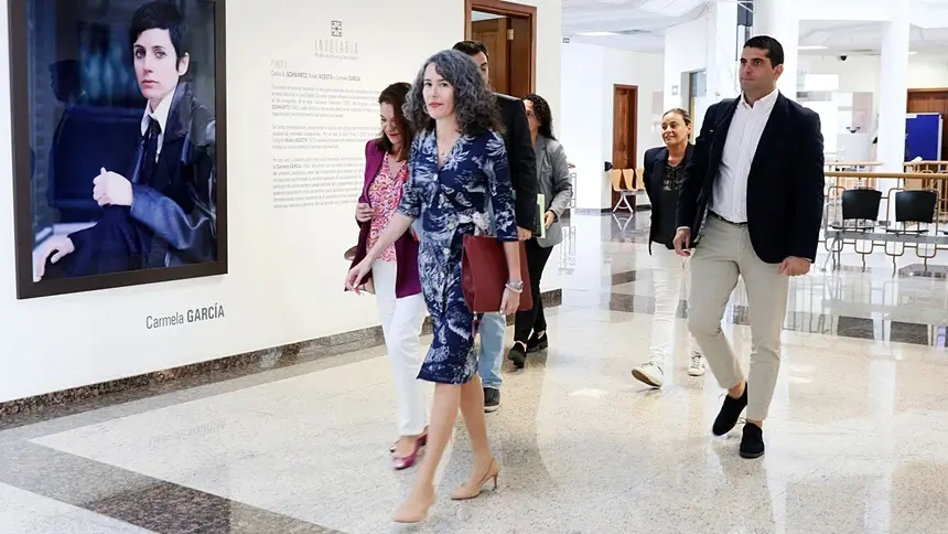 Ariagona González junto al Grupo socialista llegando al pleno