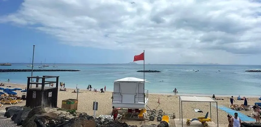Imagen de la bandera roja que había este martes en la conocida playa artifical del sur de Lanzarote