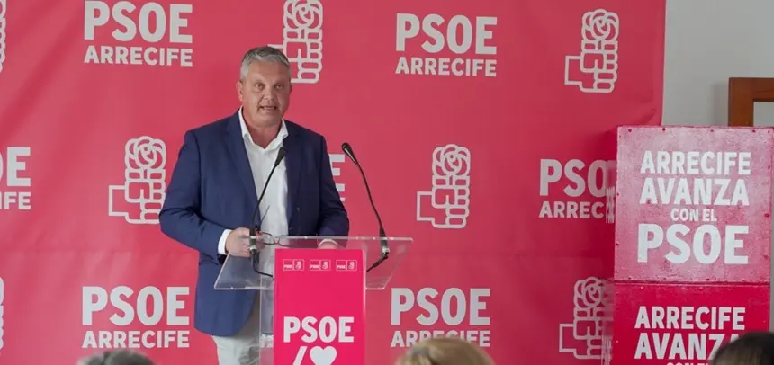 Alfredo Mendoza durante su comparecencia de prensa en la sede del PSOE.