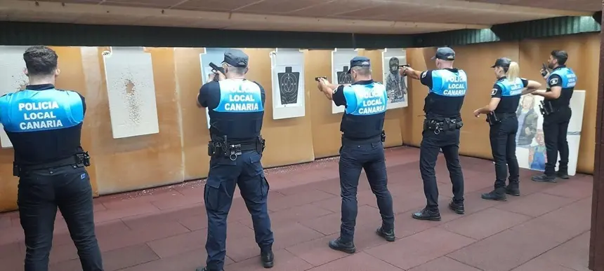 Agentes de San Bartolomé realizando prácticas de tiro.
