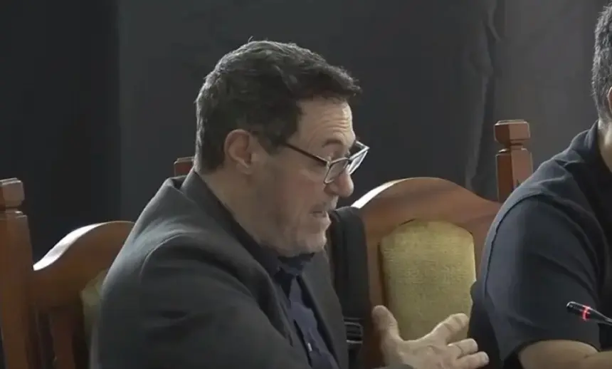Óscar Pérez en un pleno del Cabildo defendiendo una moción de VOX.