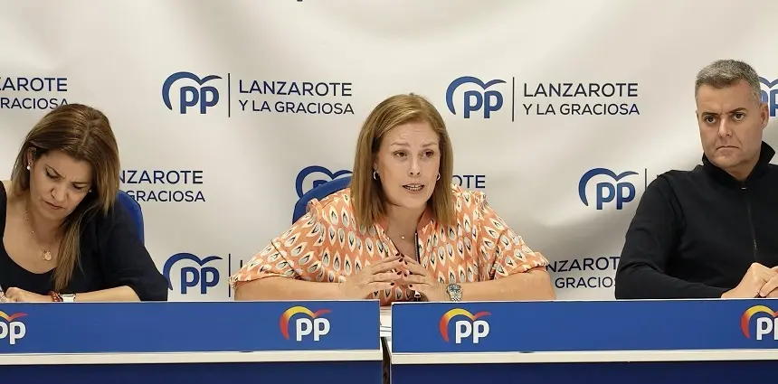Astrid Pérez en el centro de la imagen con María Jesús Tovar y Kiko Aparicio.