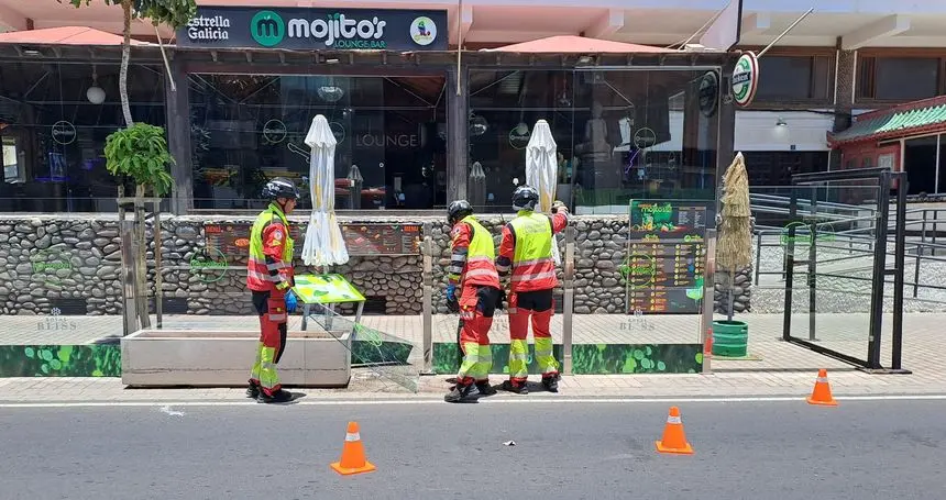 Los bomberos en el momento de actuar en la zona