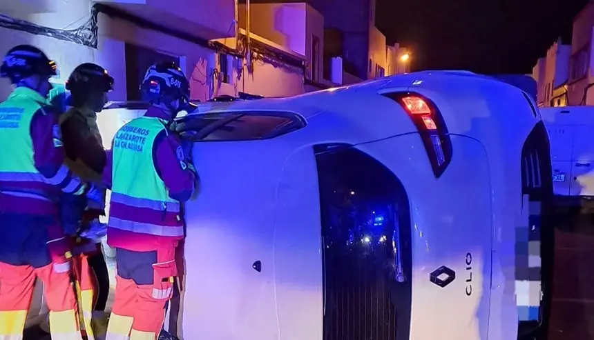 Bomberos del Consorcio de Seguridad y Emergencias junto al vehículo volcado.