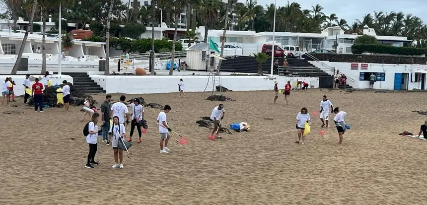 Voluntarios realizando la recogida de residuos en Tías.