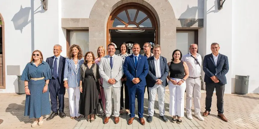 Foto de familia de la Comisión de la Federación de Municipios en la puerta del Ayuntamiento de Arrecife