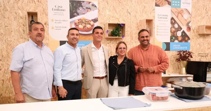 El presidente del Cabildo, Oswaldo Betancort, con los consejeros Nori Machín, Samuel Martín y Miguel Ángel Jiménez este fin de semana en el mostrador de Casa Emiliano con su responsable, Augusto Ferreira.