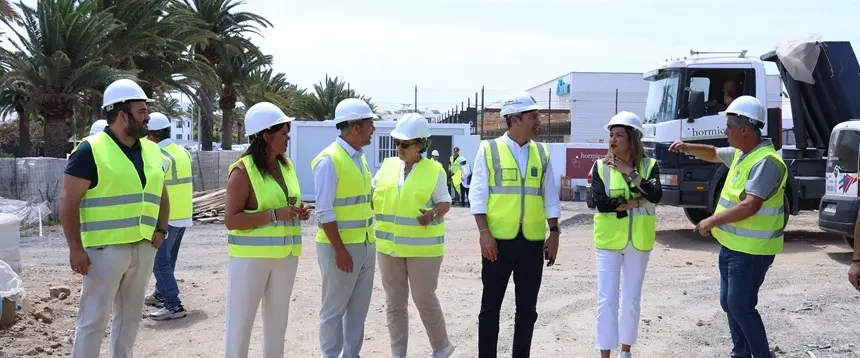 Visita de los representantes públicos del Cabildo de Lanzarote y el Ayuntamiento de Teguise a las obras de la parada preferente de Costa Teguise.