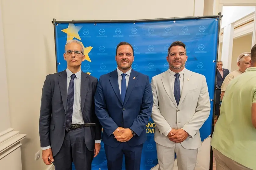 Luis Martínez - Sicluna junto a Yonathan de León y Jacobo Medina en la visita de la Comisioìn de la FEMP en Arrecife.