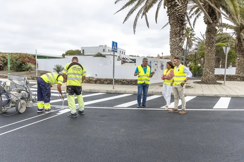 Olivia Duque, Eugenio Robayna y Jacobo Medina junto a las obras de reasfaltado en el conjunto histórico de la Villa de Teguise.