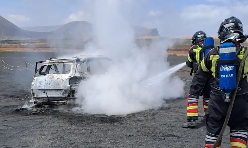 Bomberos del Consorcio de Seguridad y Emergencias apagando el fuego en el vehículo.