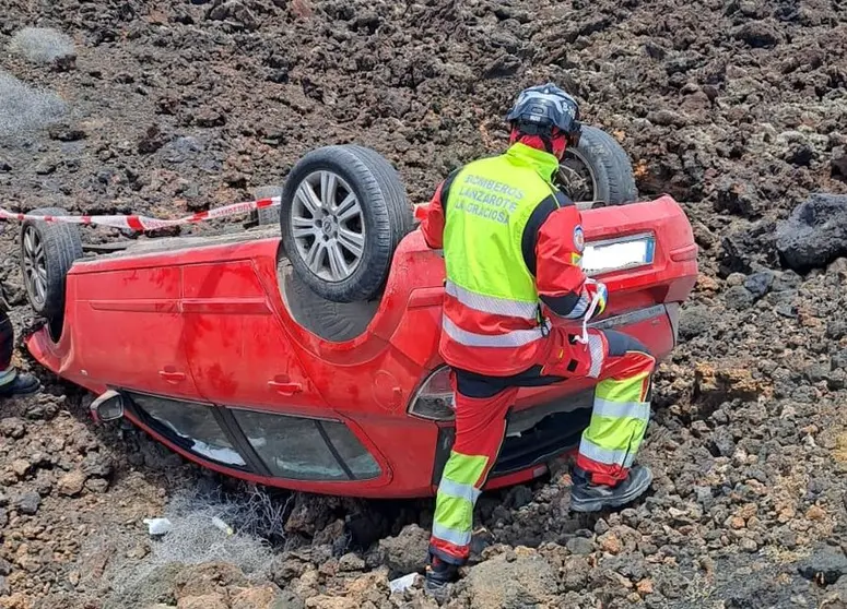 Los bomberos precintando el vehículo después de su actuación