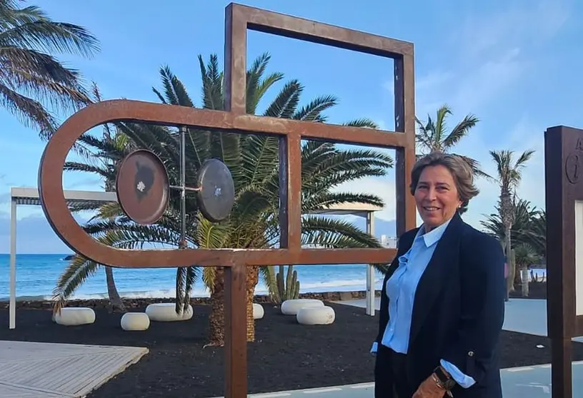 Rita Hernández en una de las playas del municipio.