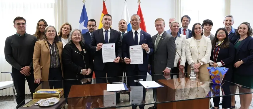 Acto de firma de hermanamiento entre Lanzarote y San Antonio.