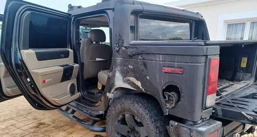 Vehículo afectado por el fuego.