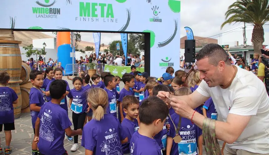El alcalde de Yaiza, Óscar Noda, estuvo entregando las medallas