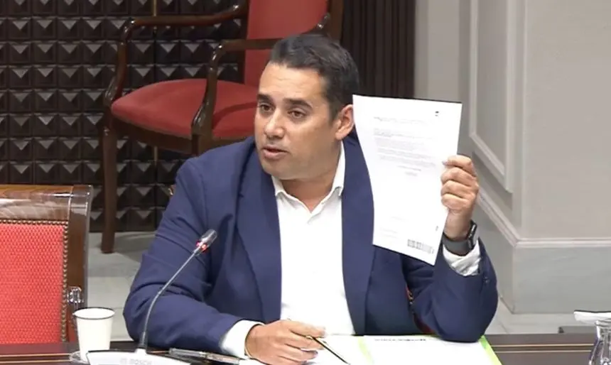 Yoné Caraballo en una comisión del Parlamento autonómico