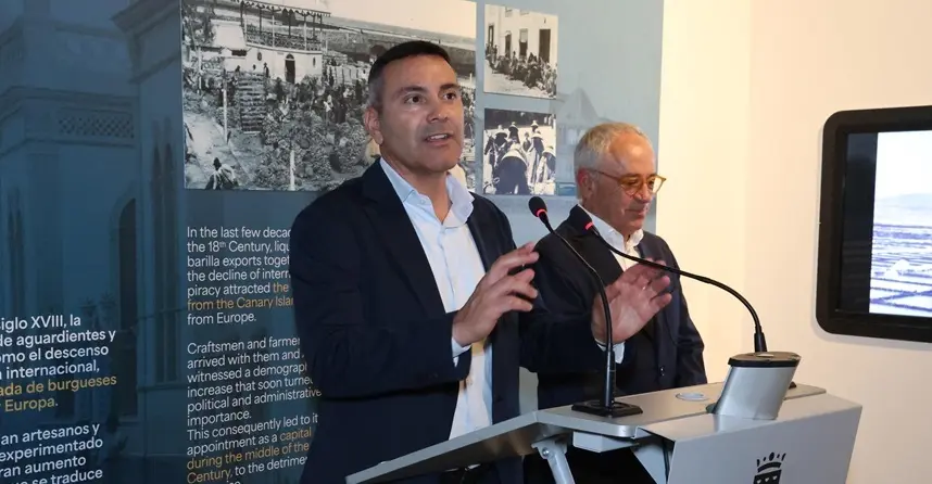 Oswaldo Betancort junto a Fermín Otamendi en la inauguración de la exposición El Grifo en la casa Fajardo.