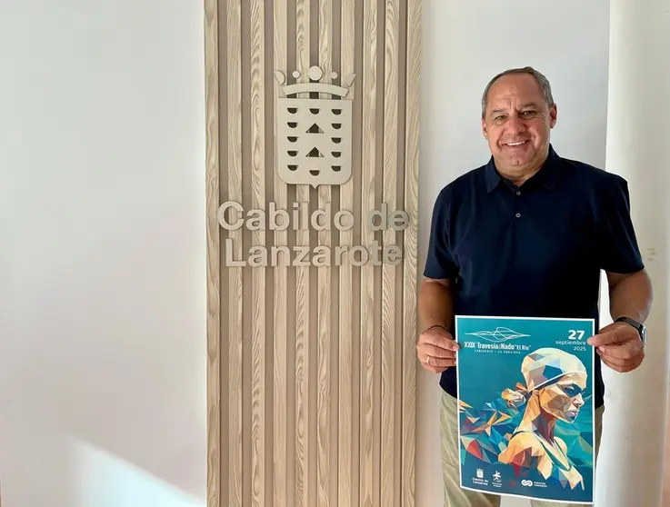 El consejero de Deportes, Juan Monzón, con el cartel anunciador