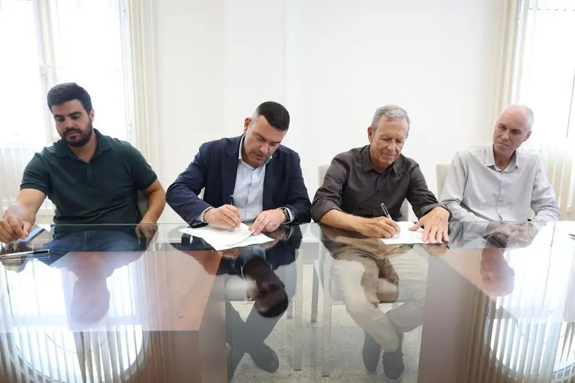 Oswaldo Betancort durante la firma de las obras de abastecimiento y saneamiento.