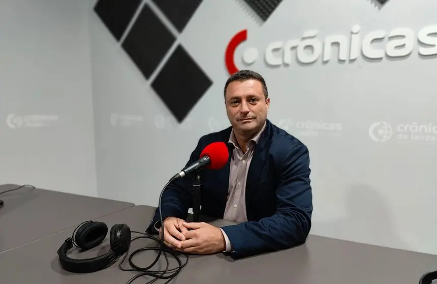 Óscar  Noda en el estudio de Crónicas Radio