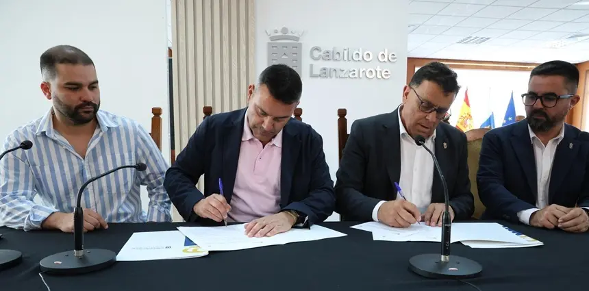 Oswaldo Betancort y Manuel Miranda firmando el protocolo para los planes de modernización.
