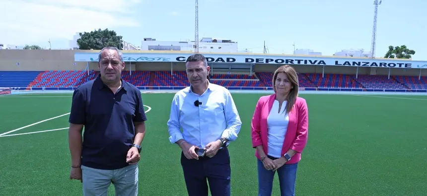 Oswaldo Betancort, María Jesús Tovar y Juan Monzón sobre el césped de la Ciudad Deportiva.