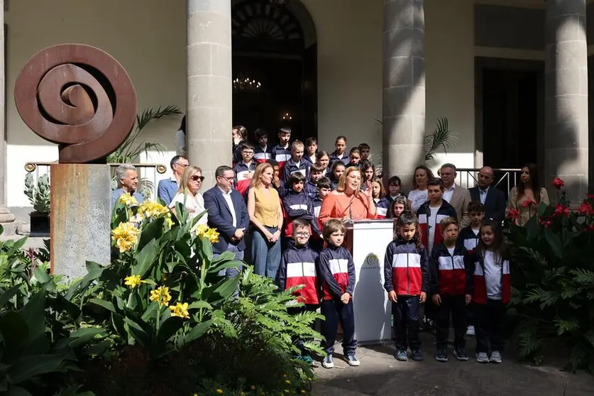 Astrid Pérez junto a los niños del CEIP Domínguez Alfonso de La Orotava.