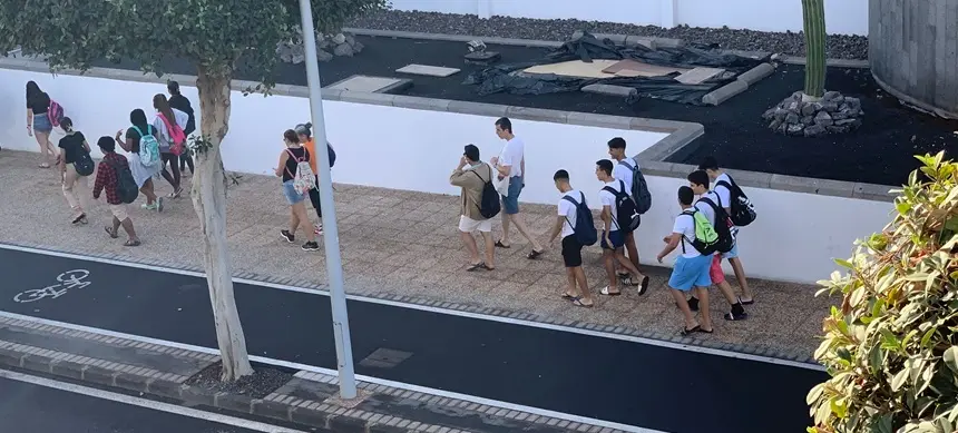 Jóvenes por las calles de Puerto del Carmen.