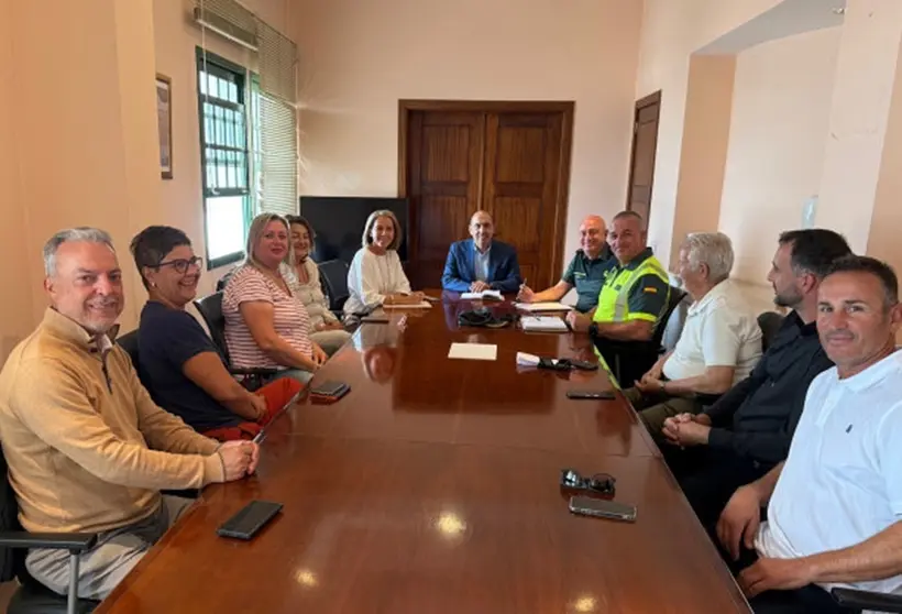 La Federación Turística de Lanzarote en su reunión con la Dirección Insular y la Guardia Civil.