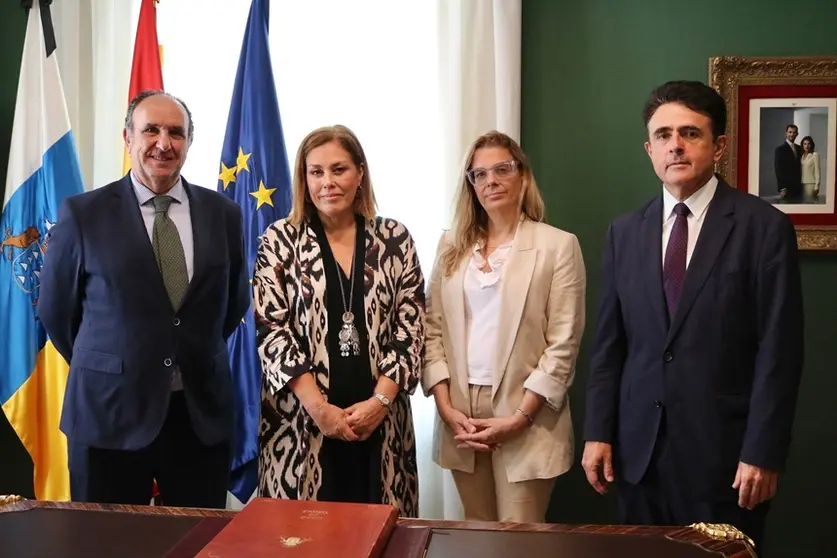 Astrid Pérez junto al presidente del Tribunal Superior de Justicia de Canarias, Juan Luis Lorenzo Bragado.