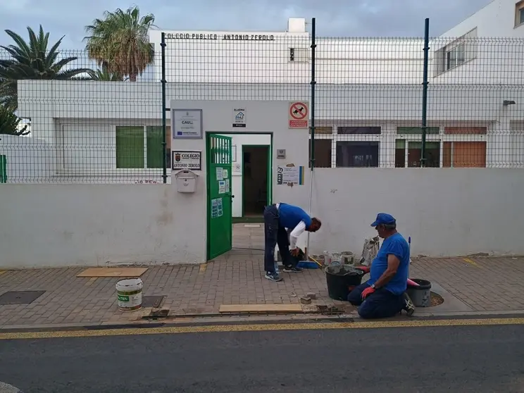 Operarios realizando obras en CEIP Antonio Zerolo.