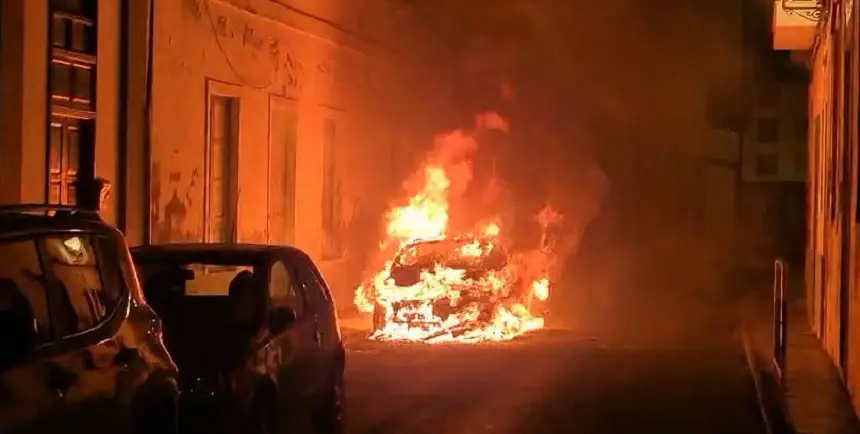 Imagen del vehículo ardiendo al lado de unas viviendas. 