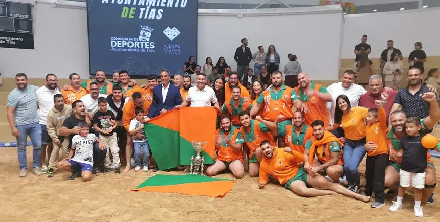 El presidente del Cabildo, Oswaldo Betancort, y el alcalde de Haría, Alfredo Villalba, celebrando el triunfo de los norteños