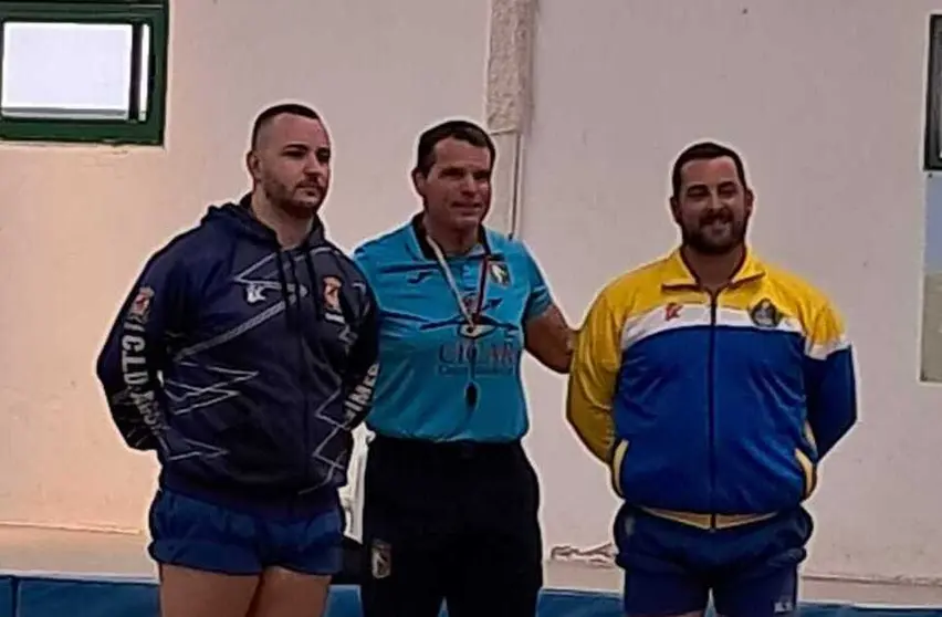 Luchadores del Unión Sur Yaiza y el Agüimes junto al árbitro Juan Carlos Matoso.