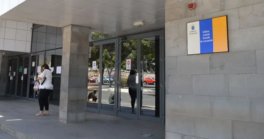 Puerta de entrada a los juzgados de Arrecife.
