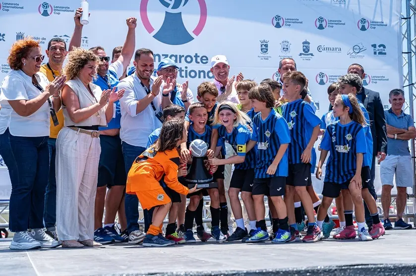 Jugadores y jugadoras del Inter Playa Honda levanto el trofeo.
