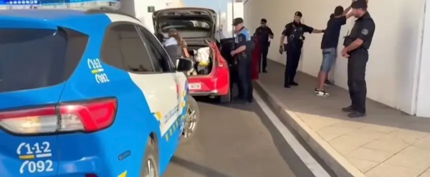 Policía Local de Arrecife realizando la detención.