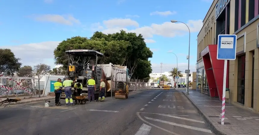 Reasfaltando de este tramo de la Vía Medular que permitirá la reapertura al tráfico tras las obras del Emisario Submarino.